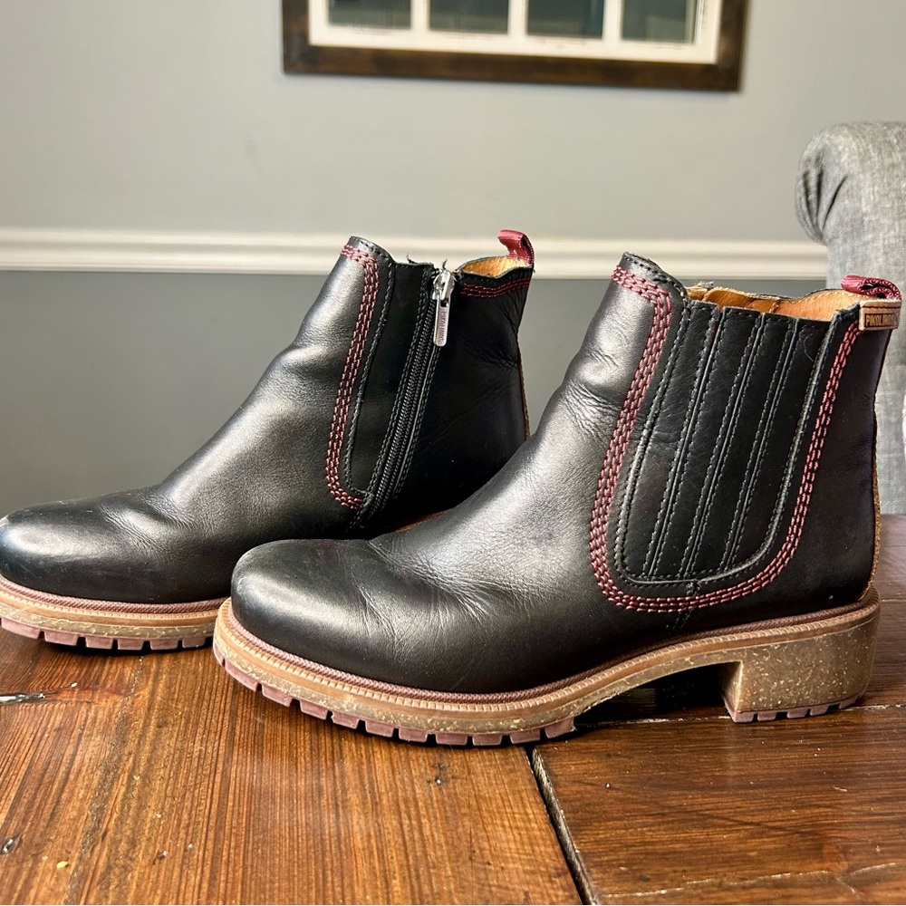 Pikolinos Aspe Black Leather Chelsea Ankle Boots